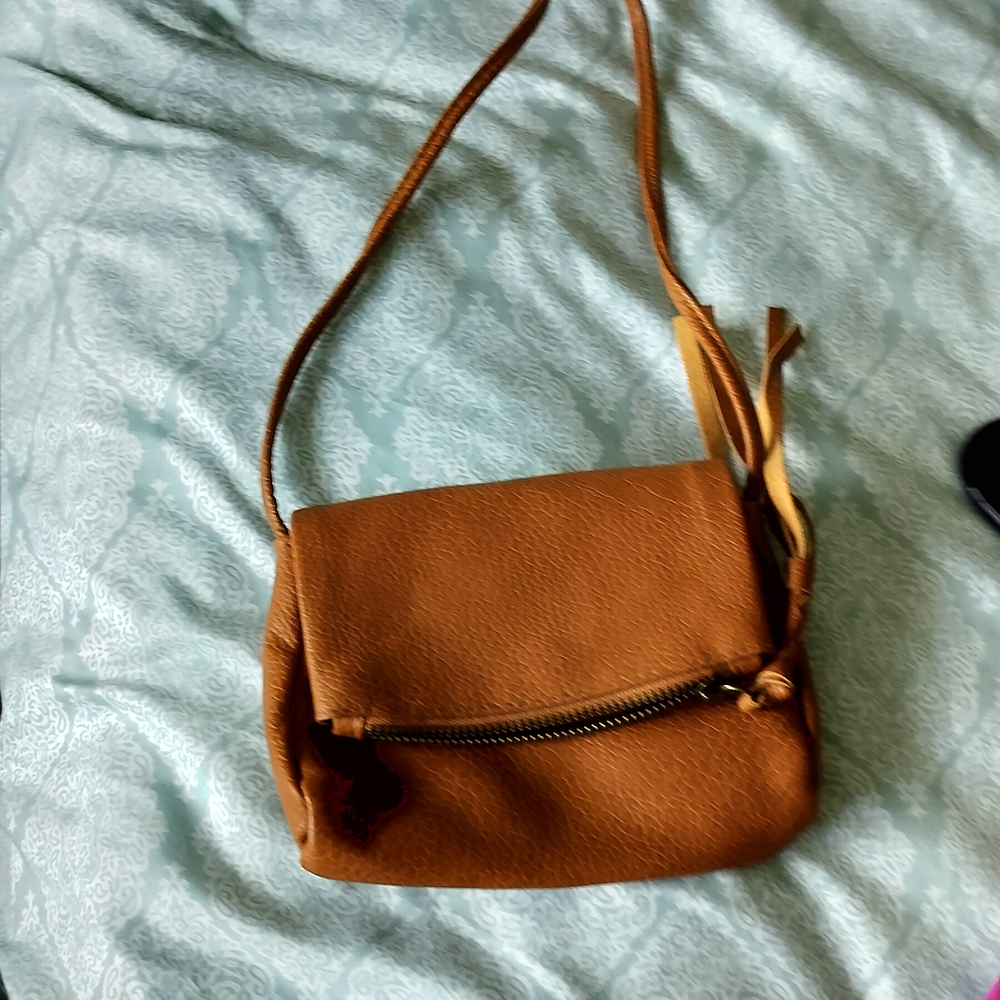 Elegant Tan Crossbody Bag with Versatile Style